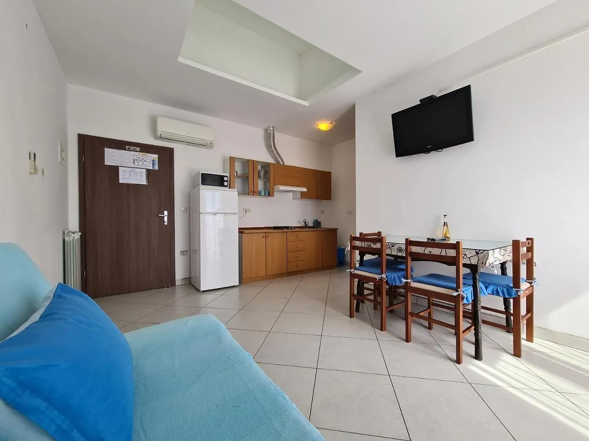 Apartments & Rooms 2116 Fazana 0*,