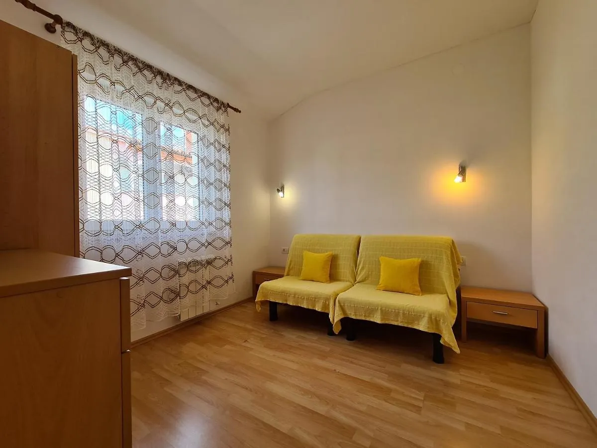 Apartments & Rooms 2116 Fazana 0*,