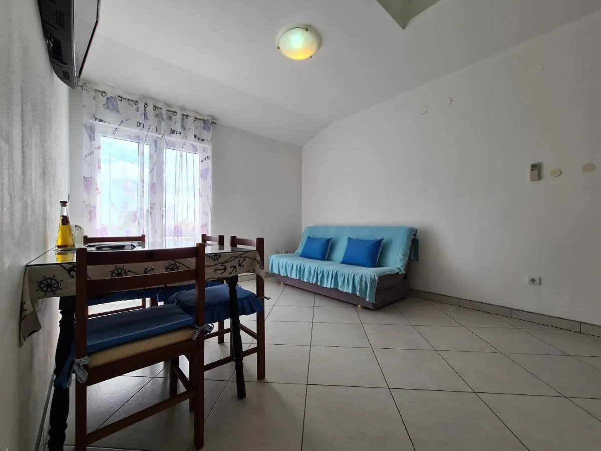 Apartments & Rooms 2116 Fazana 0*,